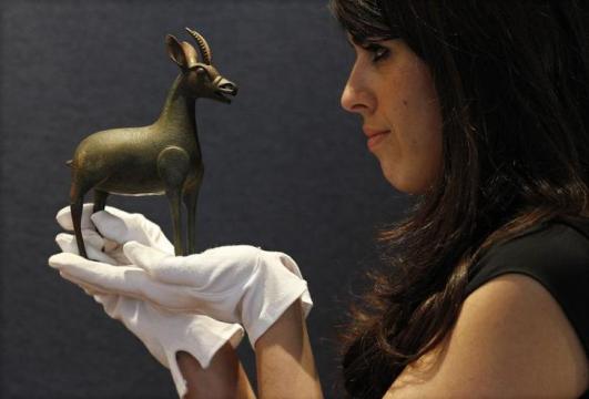 النيويورك تايمز: بيع تمثال مصري أثري بـ27 مليون دولار وانتقادات لمتحف بريطاني بـ