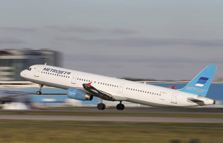 عودة طائرة الخبراء الروس بعد إقلاعها من القاهرة بسبب سوء الأحوال الجوية 