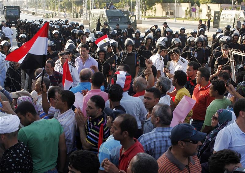 العشرات يصلون في مسيرة إلى قصر الاتحادية  للتنديد بسياسيات مرسي