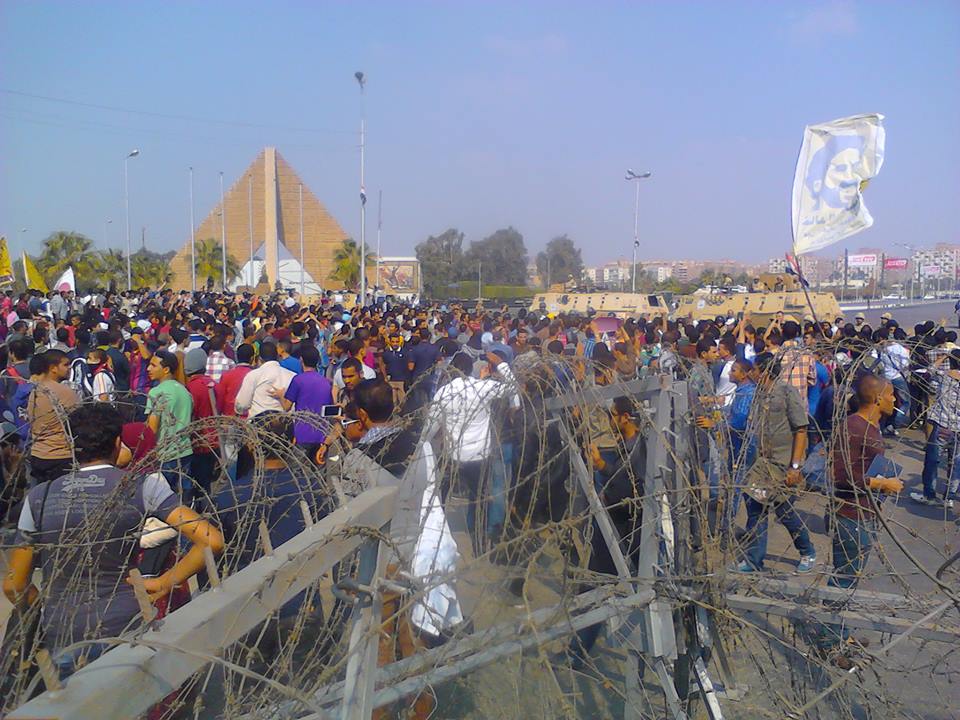 مظاهرات طلاب جامعة الأزهر من أنصار الإخوان تتسبب في قطع طريق النصر