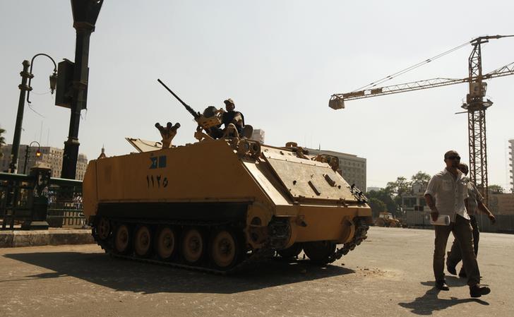 قوات الجيش تغلق ميدان التحرير بعد دعوات للتظاهر احتجاجا على 