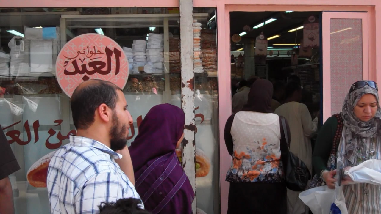 تزايد إقبال المصريين على شراء حلوى العيد رغم الاضطرابات السياسية والاقتصادية