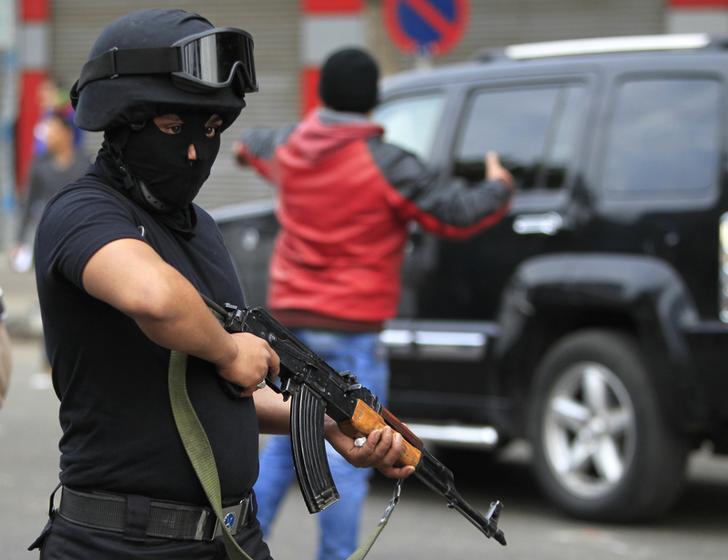 مصادر: مقتل شرطي ومسلح في اشتباكات مع الأمن بالسويس