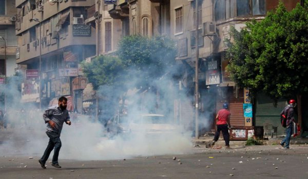 اشتباكات في القاهرة مع استمرار الأزمة السياسية