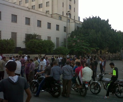 أنصار مرسي يقطعون كوبري الجيزة.. ويحرقون كشك المرور بالميدان