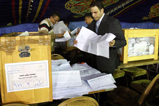 مرسي يتقدم على شفيق بفارق 256 ألف صوت في النتيجة الرسمية بالإسكندرية