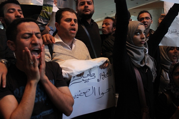 محدّث بالفيديو - صحفيون يضربون داخل النقابة ويطالبون بسحب الثقة من رشوان وأعضاء المجلس