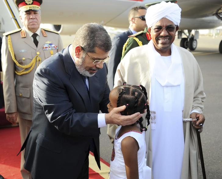  مرسي يجري اتصالا هاتفيا بالرئيس السوداني البشير بشأن تقرير اللجنة الثلاثية عن السد الإثيوبي 