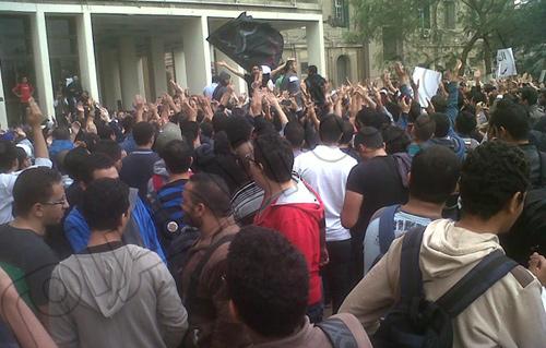 آلاف الطلاب بهندسة القاهرة ينتفضون تنديدًا بمقتل زميلهم 