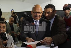 الدكتور محمد البرادعي يدلي بصوته في الانتخابات لأول مره في حياته 