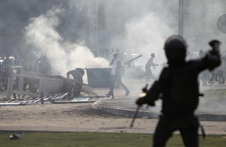 اشتباكات بين الشرطة والطلبة من أنصار الإخوان في كلية طب القصر العيني