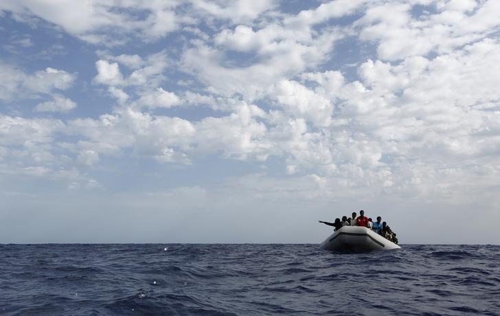 رويترز: إيطاليا تعتقل ثلاثة مصريين بعد موت فتاة مريضة على قارب لتهريب البشر