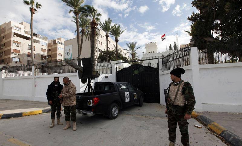 مكتب الخدمات الصحية بسرت الليبية يطالب بالتحقيق فى مقتل طبيب مصري وأسرته