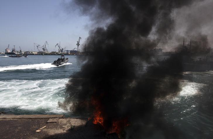 محدث- محتجون يحاولون وقف الملاحة في قناة السويس بعد حكم بإعدام 21