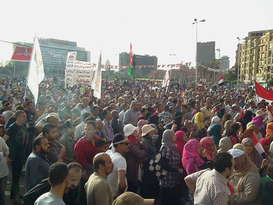 تزايد الأعداد بميدان التحرير وهتافات 