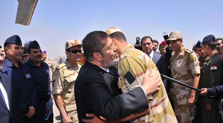 مرسي يستقبل الجنود المفرج عنهم ويدعو أهالي سيناء لتسليم سلاحهم