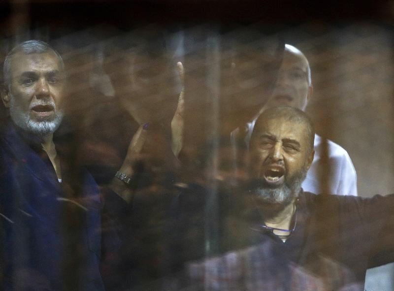 الاتحاد الأوروبي يعرب عن قلقه إزاء الحكم بإعدام مرسي.. ويدعو مصر إلى دعم الحق في محاكمات عادلة