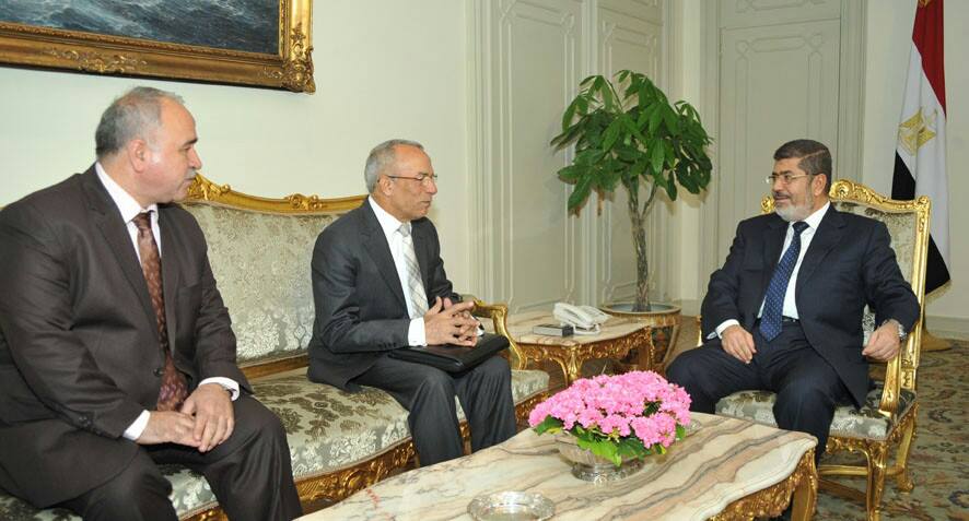 مرسي يستمع من حرحور لشرح مفصل لمقترح تحقيق التنمية الشاملة في شمال سيناء