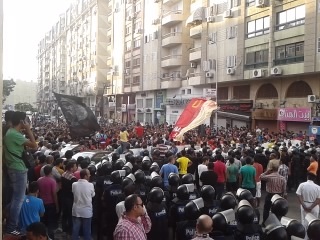 التراس أهلاوي يتظاهر أمام مديرية أمن الإسكندرية للتنديد بعودة الدوري 