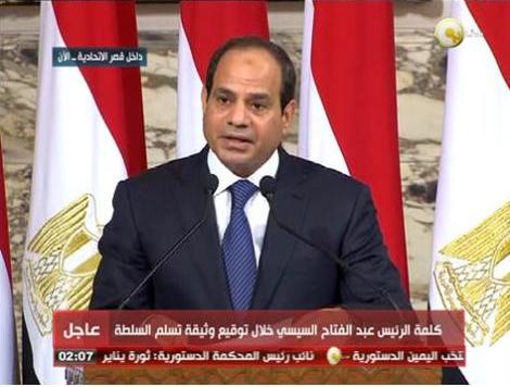 رئيس مصر الجديد يحتفظ برئيس الحكومة المستقيلة لضبط الاقتصاد  