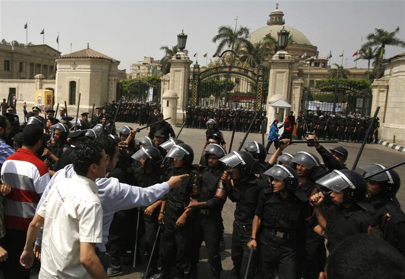 مظاهرة مفاجئة للعشرات من طلاب الإخوان بجامعة القاهرة للمطالبة بالإفراج عن زملائهم