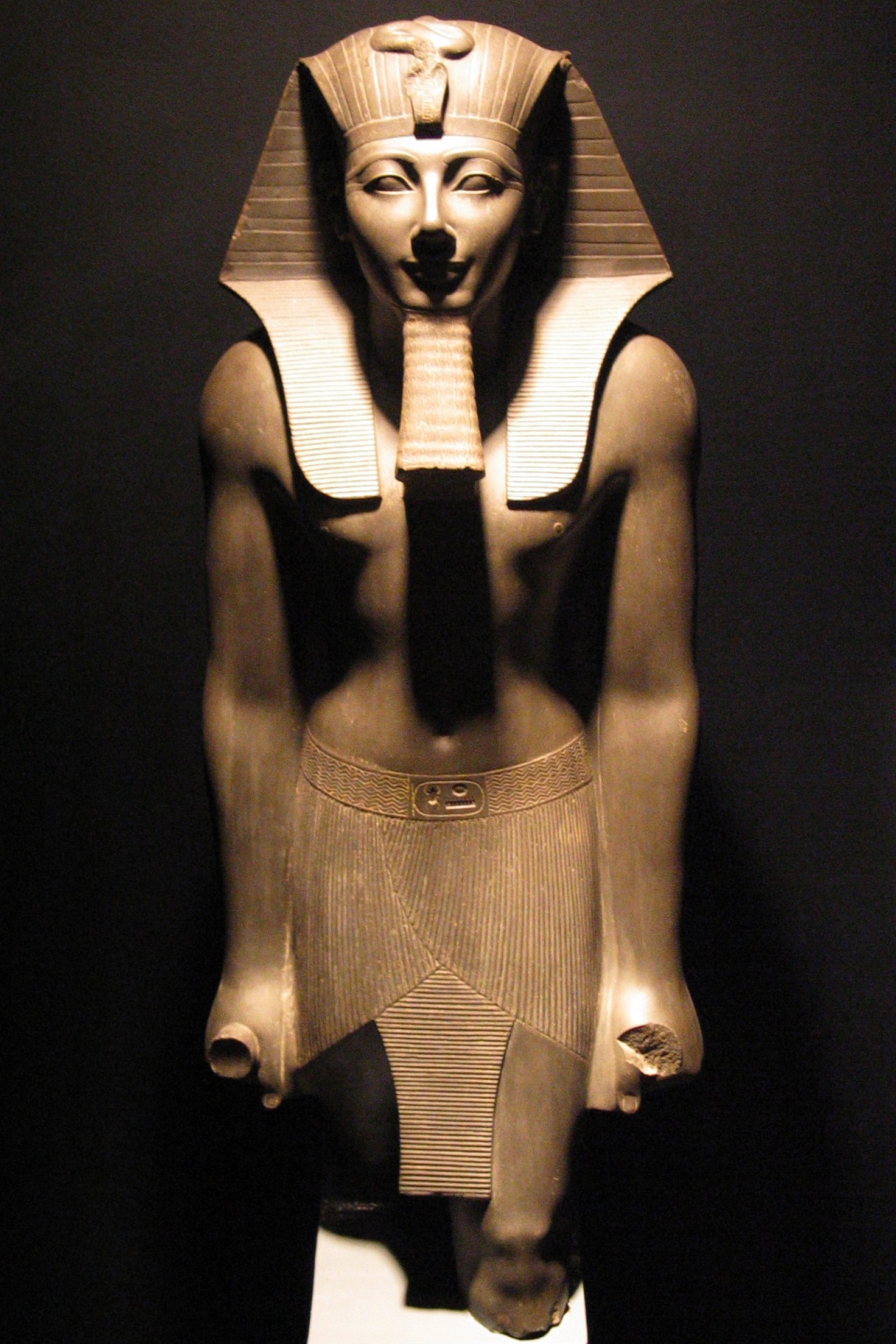 بعثة فرنسية تكتشف بجنوب مصر رأس تمثال للملك تحتمس الثالث