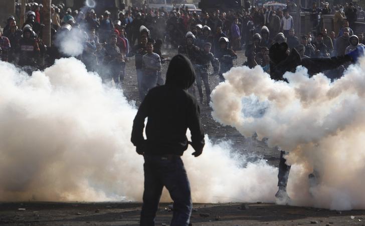 استمرار المظاهرات وإطلاق الغاز المسيل للدموع في محيط التحرير وكورنيش النيل وخمسة مصابين 