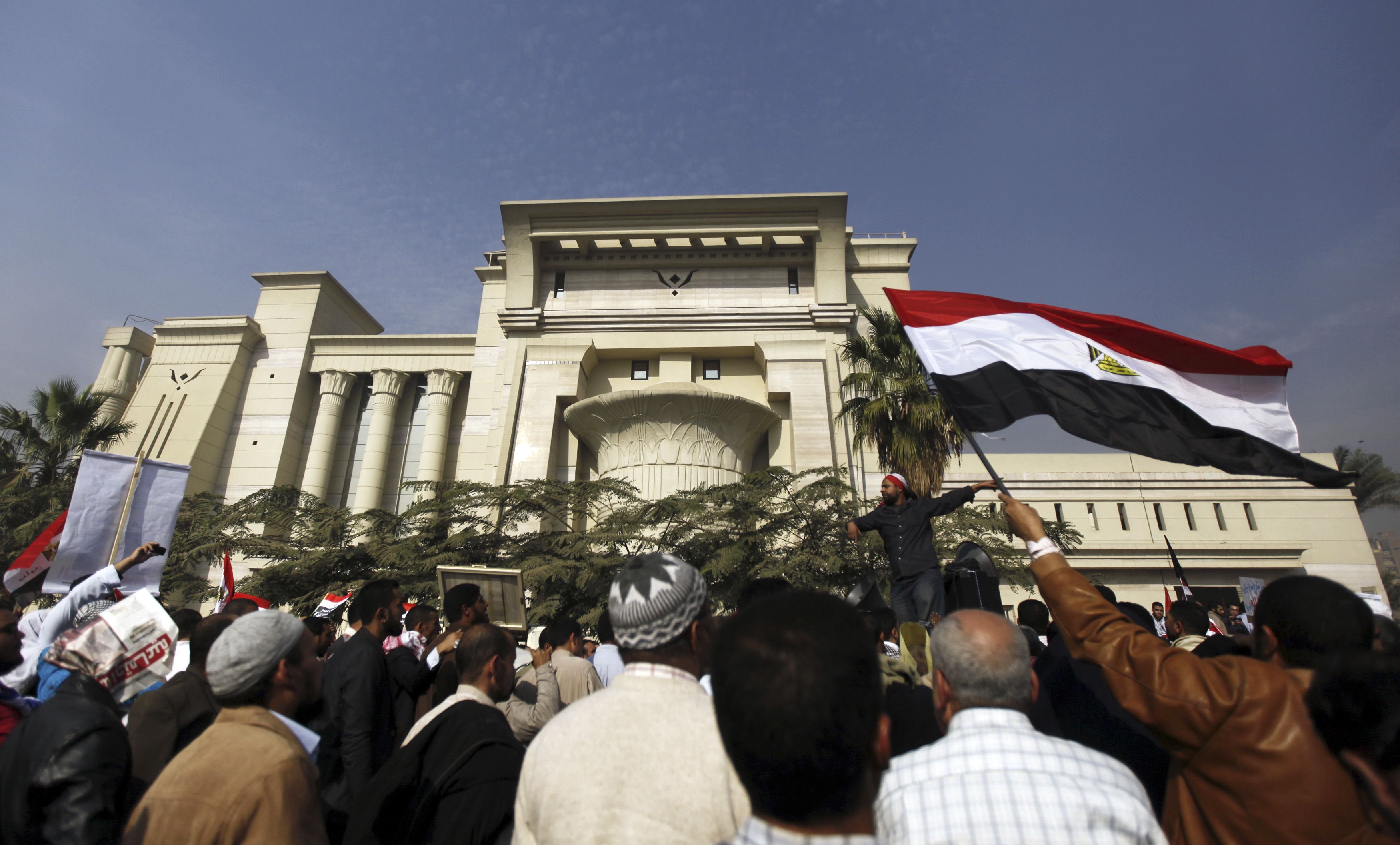 محدث - احتجاجات الإسلاميين تغلق المحكمة الدستورية العليا في مصر