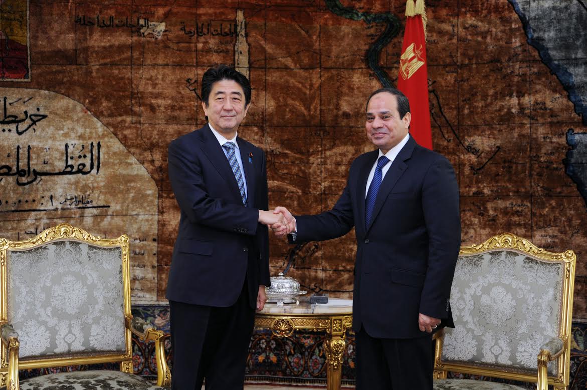 السيسي يدعو رئيس وزراء اليابان هاتفيا للمشاركة في المؤتمر الاقتصادي