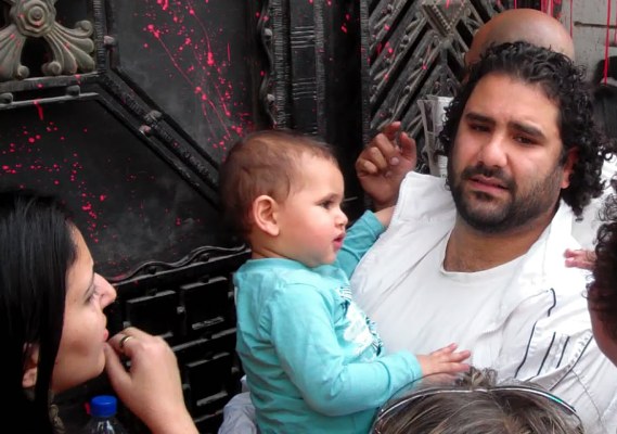 محدّث - علاء عبد الفتاح واثنين آخرين يخرجون من سجن طرة بعد سداد الكفالة المالية 