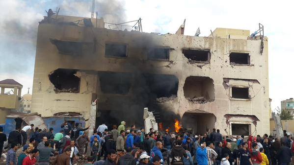 رويترز - مقتل ضابط شرطة ومدنيين اثنين وإصابة 30 في انفجار بمدينة العريش