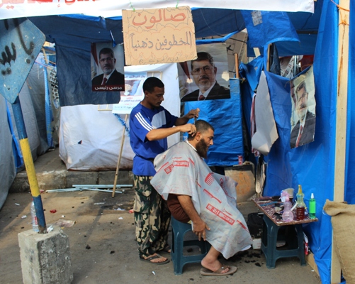 المعتصمون المؤيدون لمرسي بالقاهرة يعيشون حياة المخيمات خلف المتاريس