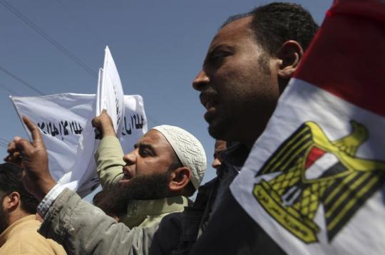 مؤيدو مرسى يتظاهرون أمام 