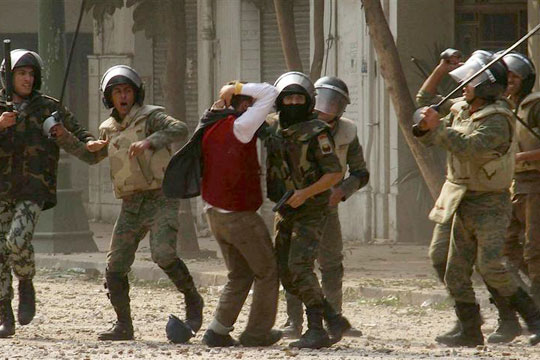 الجيش الثاني يقرر الدفع بعدد من وحداته لتحقيق الهدوء في بورسعيد بعد مقتل ثمانية أشخاص