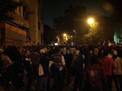 شاهد: توقف الحركة المرورية بشارع قصر العيني وهدوء بين المتظاهرين وقوات الأمن