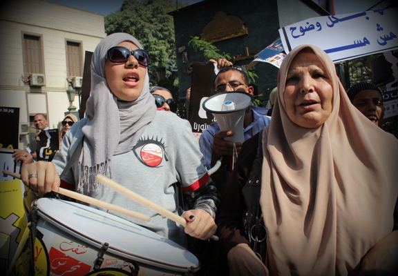 العشرات يتظاهرون أمام الشورى من أجل إقرار كوتة للمرأة في البرلمان