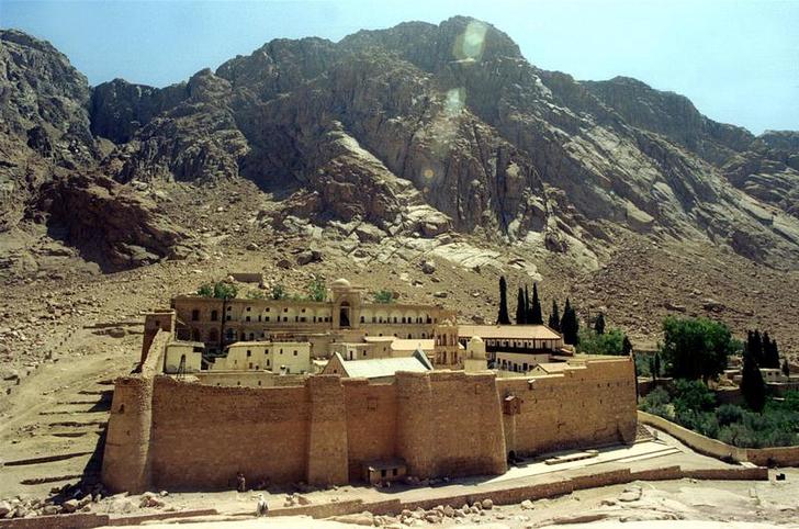 الواشنطن بوست: العنف في سيناء يلقي بظلاله على دير سانت كاترين الأثري والبدو يحمونه