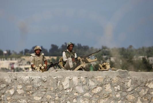 الداخلية: مقتل ضابط وخمسة مجندين في تفجير لمدرعة في شمال سيناء